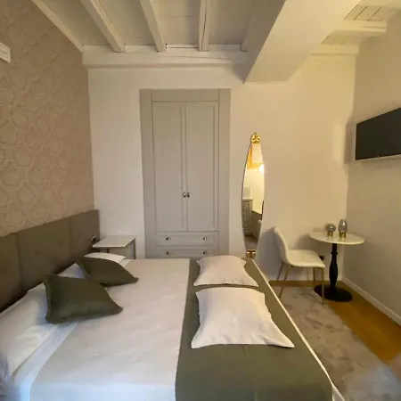Affittacamere Condotti 4*